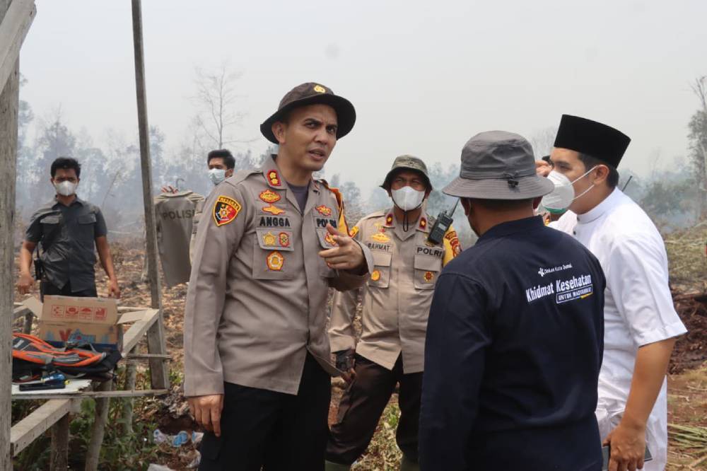 Respons Cepat Karhutla, Wawako Sugiyarto Bersama Kapolres dan Kalaksa BPBD Turun Langsung Padamkan Api di Kawasan Stadion
