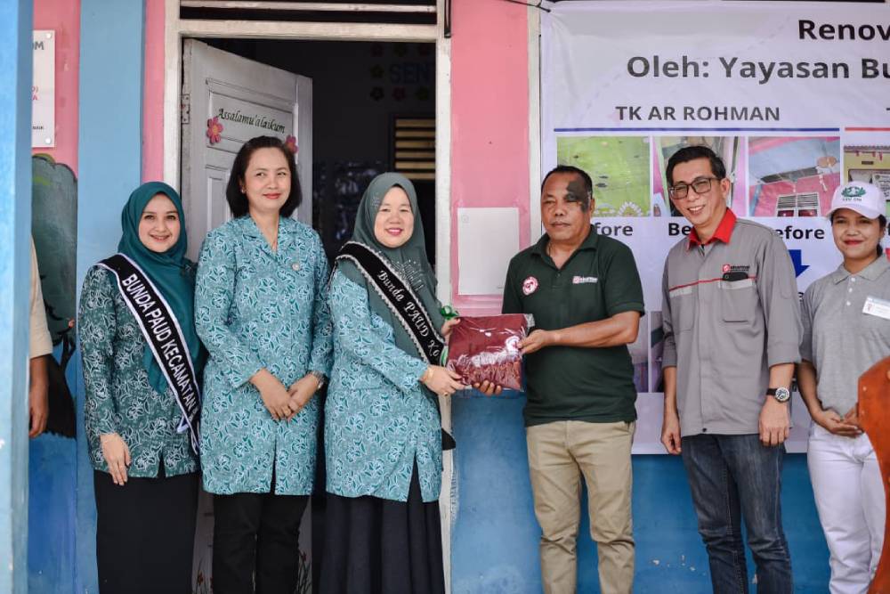 Perkuat Pendidikan Anak Usia Dini, Ketua TP PKK Dumai Hj Leni Ramaini Terima Bantuan Renovasi TK dan Seragam dari Yayasan Buddha Tzu Chi Sinarmas - PT. Ivo Mas Tunggal