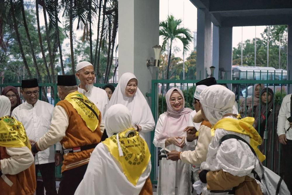 Dengan Doa dan Haru, Wali Kota Dumai Lepas 186 Calon Jamaah Haji Kloter Pertama dari Embarkasi Menuju Mekkah