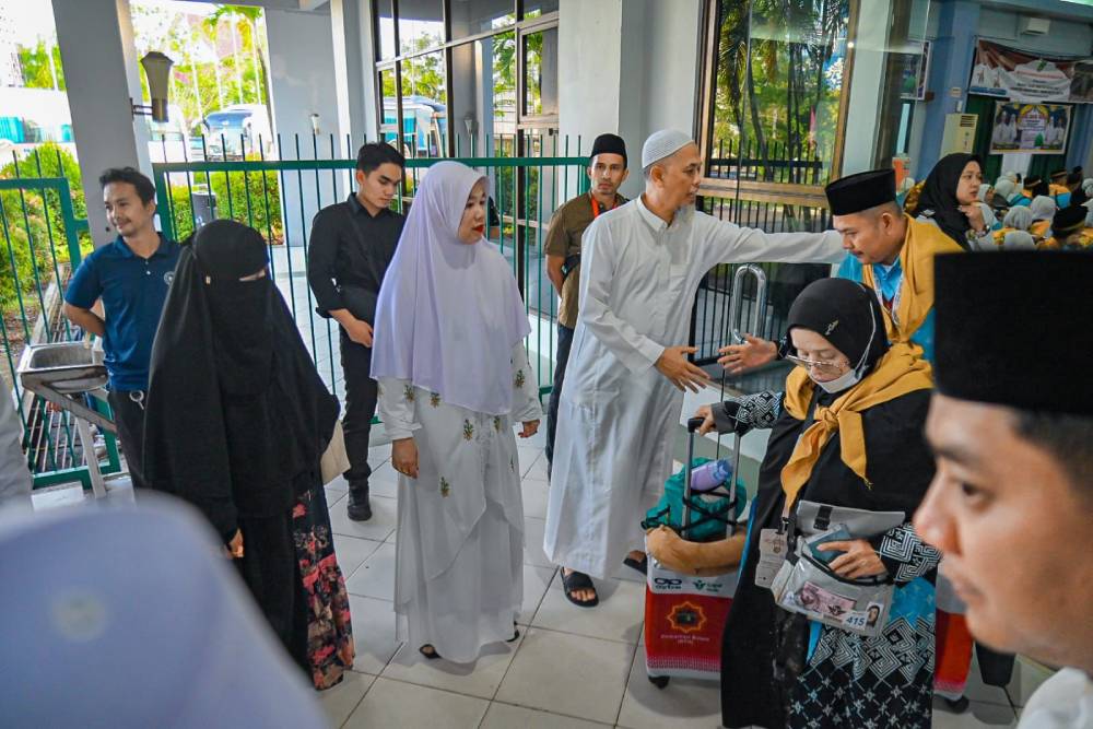Kembali Lepas 129 Calon Jemaah Haji Kloter Kedua Kota Dumai Ke Makkah, Wako Titip Pesan