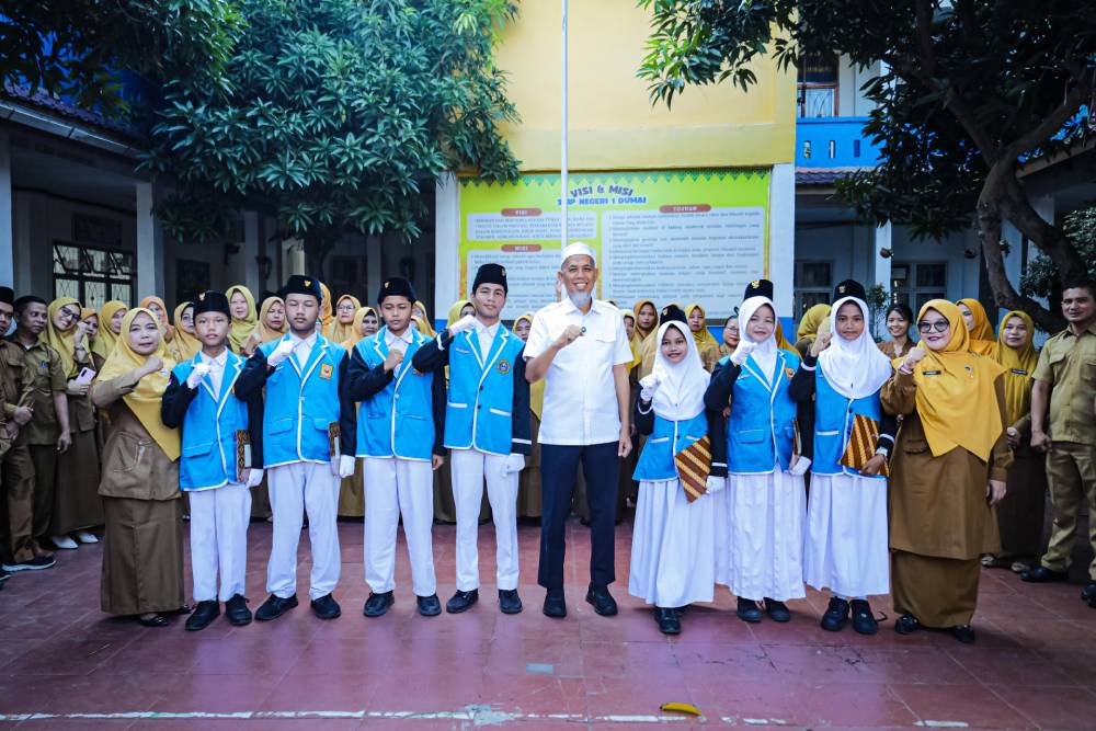 Wali Kota Dumai Pimpin Upacara di SMPN 1 Dumai, Perkuat Keimanan dan Budaya Bersih di Sekolah