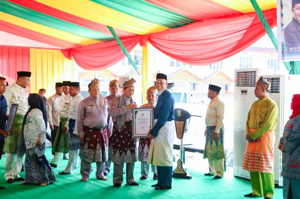 Wali Kota Dumai Terima Penghargaan Langsung dari Menteri Agama RI di MTQ Provinsi Riau ke-44
