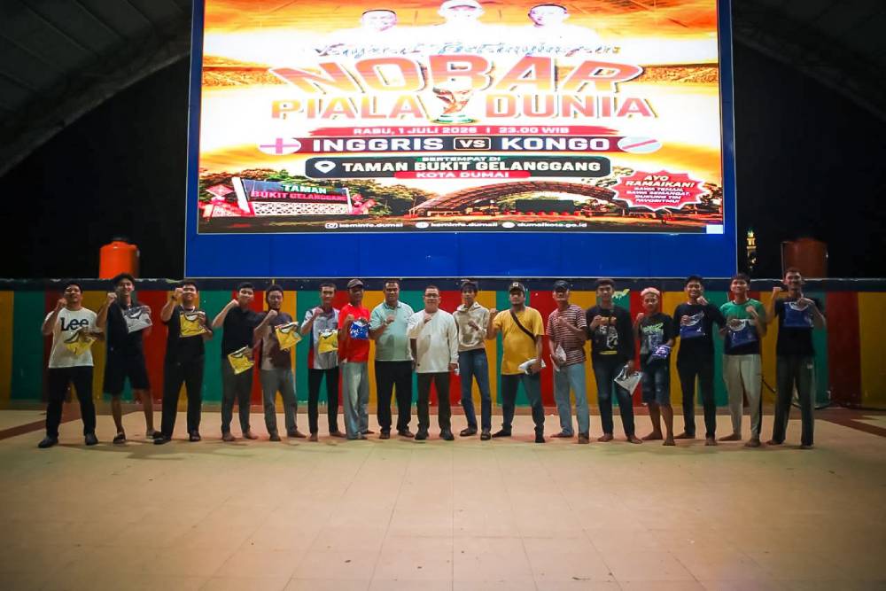 Heboh Hadiah Jersey Bola, Sekdako Dumai Fahmi Rizal Rajut Kebersamaan Warga Lewat Nobar Piala Dunia di Taman Bukit Gelanggang