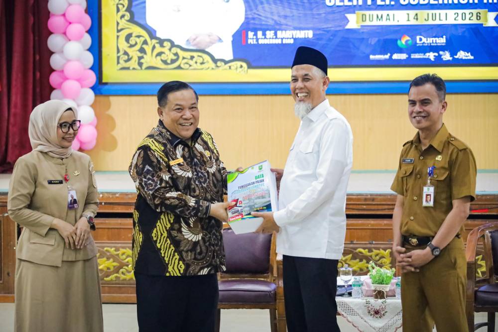 Kejar Tunggakan PKB di Kota Dumai Senilai 28 Miliar Rupiah, Plt. Gubri SF Hariyanto Serahkan Data Tunggakan kepada Wako Paisal