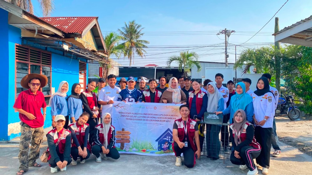 Mahasiswa Kukerta Universitas Riau Bersama LPS dan Karang Taruna Gelar Gotong Royong serta Resmikan Dua Unit Trash Barrier di Kelurahan Bumi Ayu