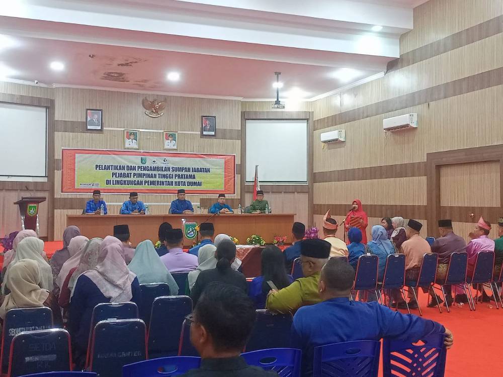 Penyegaran Perangkat Daerah Lingkup Pemko Dumai, Wawako Sugiyarto Lantik dan Ambil Sumpah 8 Pejabat Eselon II.B