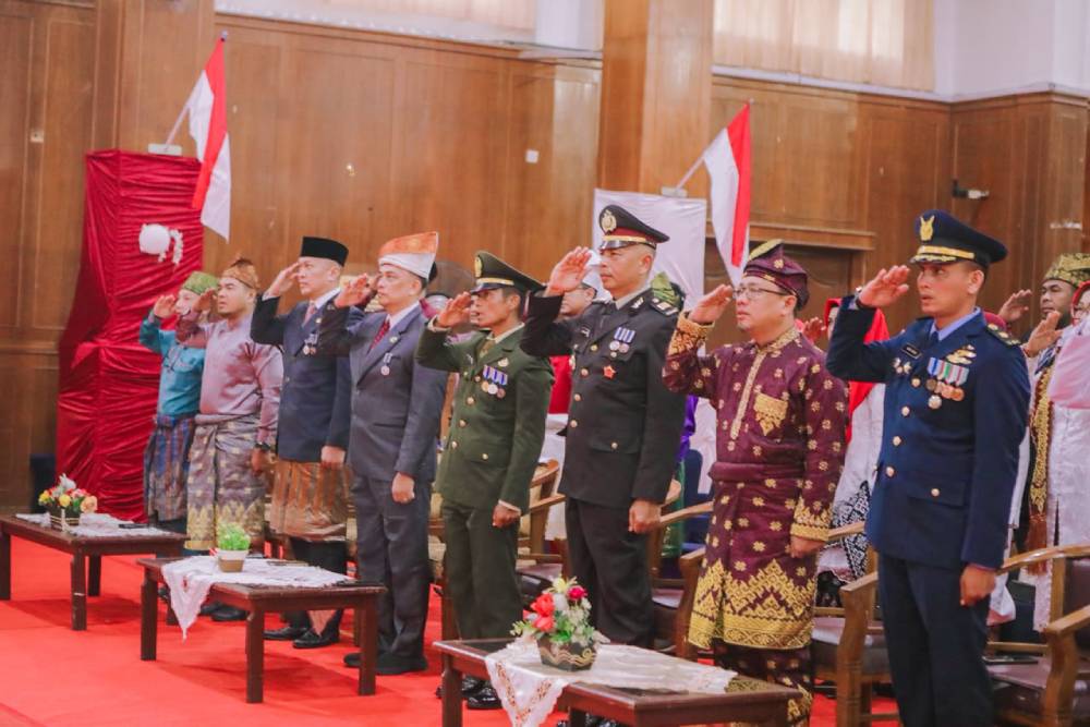 Sekda Kota Dumai Ikuti Khidmat Penurunan Bendera Merah Putih HUT ke-81 RI Secara Virtual
