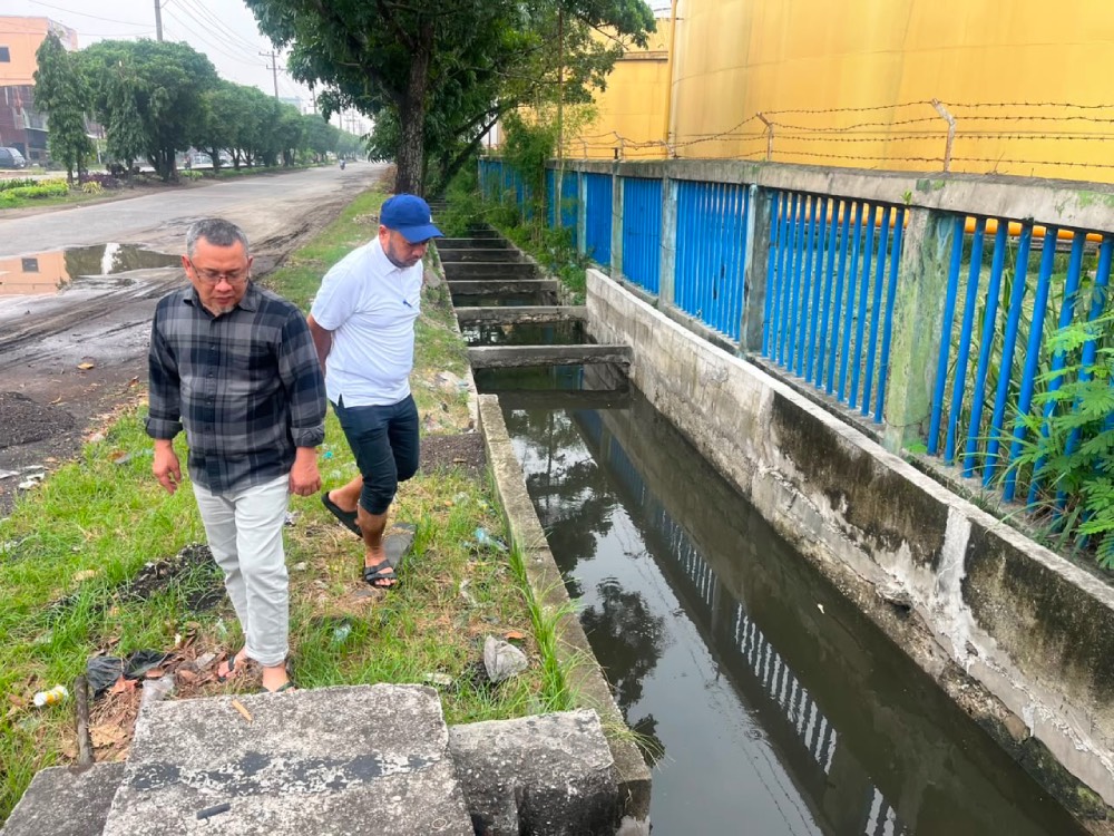 Banjir Menggenangi Beberapa Titik di Kota Dumai, Pemko Upayakan Aliran Drainase Berjalan Lancar 