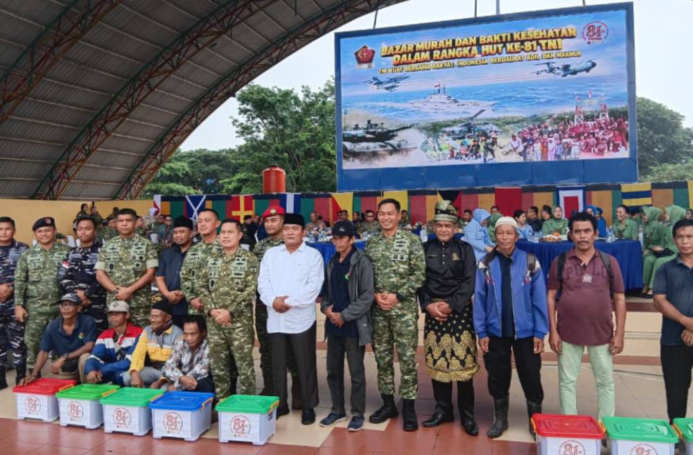 Semarak HUT ke-81 TNI, Wawali Sugiyarto Apresiasi Bazar Murah dan Bakti Kesehatan untuk Masyarakat