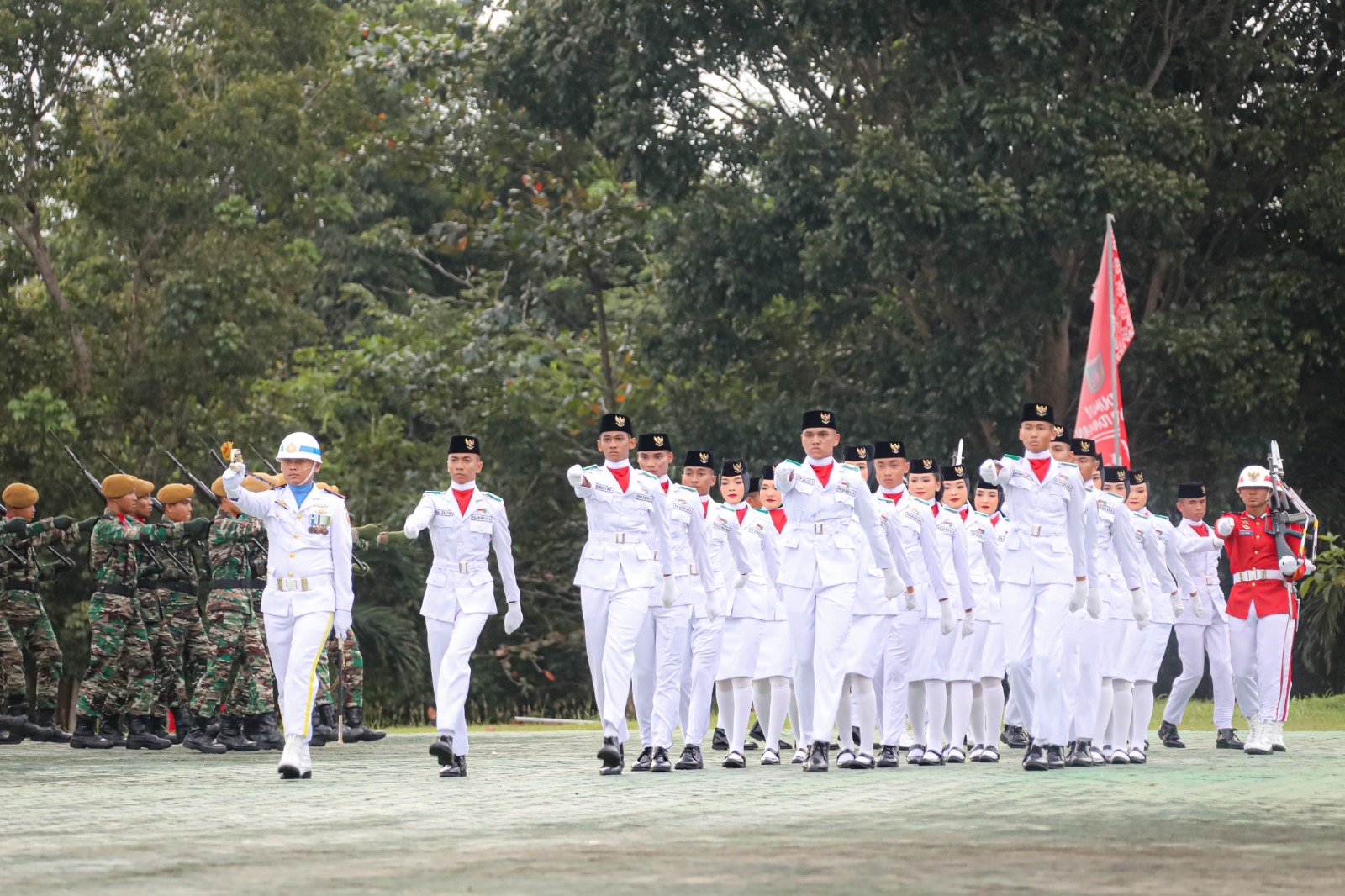 Upacara Penurunan Bendera Merah Putih di Lapangan Upacara Kantor Wali Kota Dumai Tahun 2024