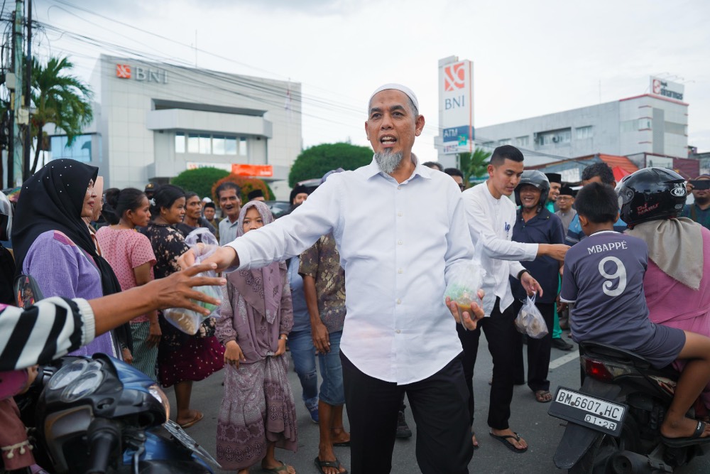 WALI KOTA BERBAGI TAKJIL DI JL.SOEDIRMAN KOTA DUMAI TAHUN 2025