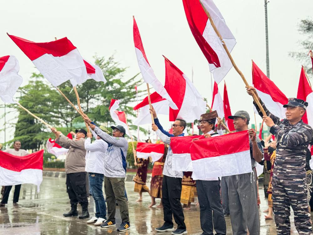PEMBAGIAN BENDERA MERAH PUTIH KEPADA MASYARAKAT OLEH PEMKO DUMAI TH.2025