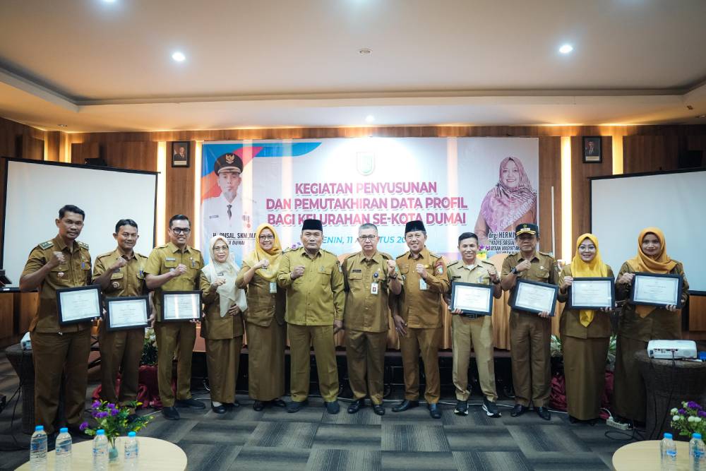 PENYUSUNAN DATA PROFIL DAN PENYERAHAN PIAGAM KELURAHAN BERKEMBANG TH.2025 KOTA DUMAI